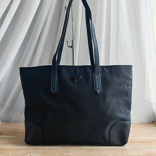 Нейлоновая сумка Prada чёрного цвета 35x25 см   