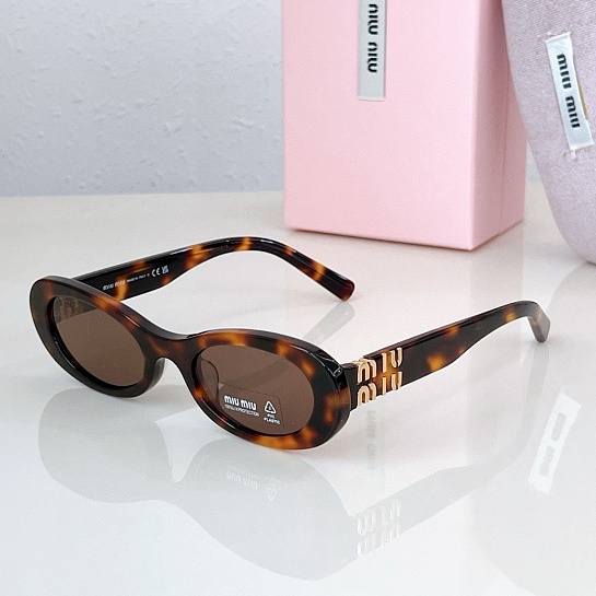 Женские солнцезащитные очки MIU MIU с леопардовой оправой