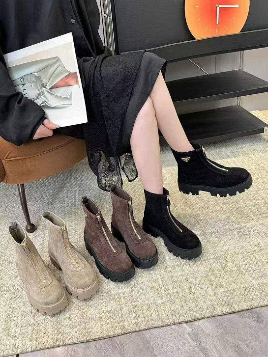 Женские замшевые сапоги Prada