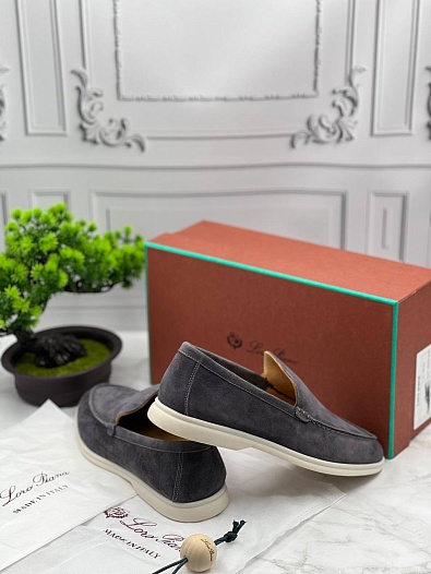 Мужские замшевые лоферы Loro Piana серого цвета   