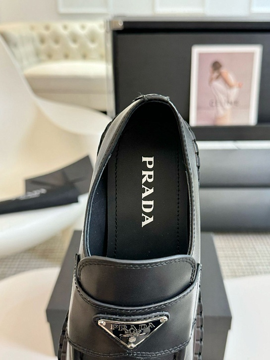 Женские лоферы чёрного цвета Prada Monolith premium