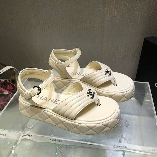 Женские кожаные сандалии белого цвета Chanel   