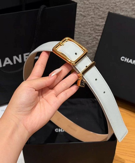 Кожаный ремень Chanel белого цвета   