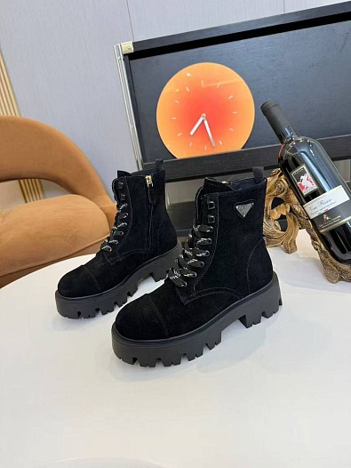 Женские замшевые ботинки Prada   