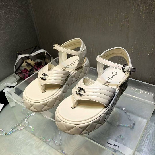 Женские кожаные сандалии белого цвета Chanel