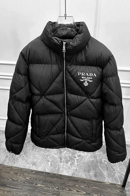 Мужская чёрная куртка Prada Re-Nylon logo-print