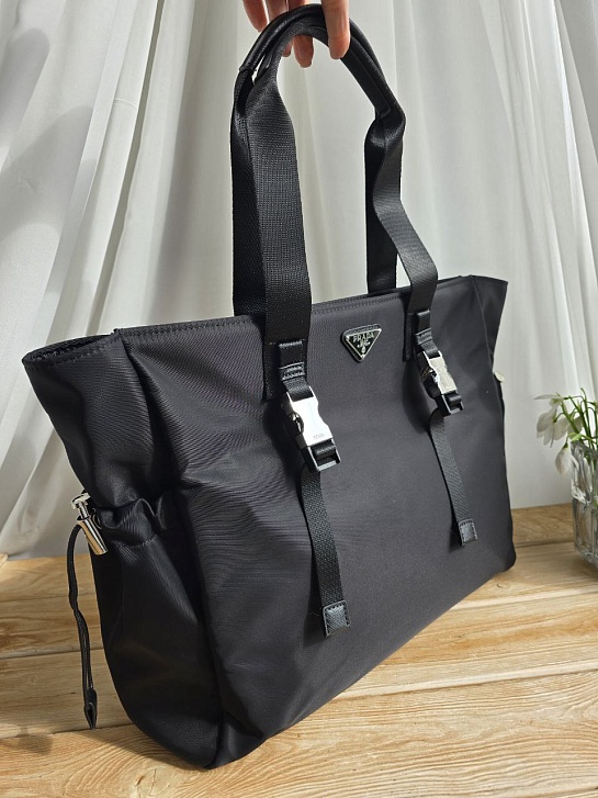 Нейлоновая сумка тоут Prada чёрного цвета 46x32 см