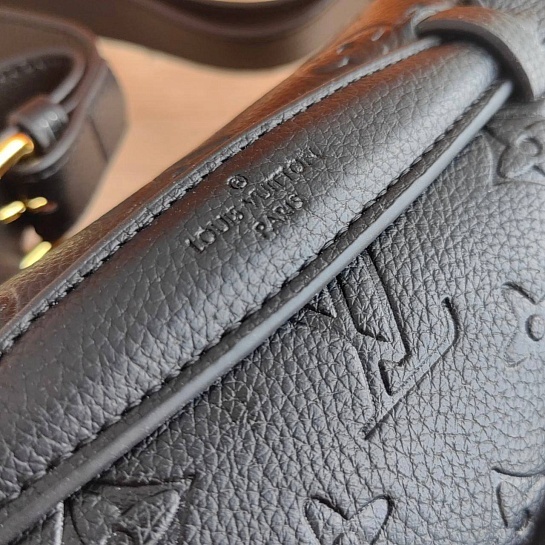 Кожаная сумка на пояс Louis Vuitton Monogram Embossed 28x14 см