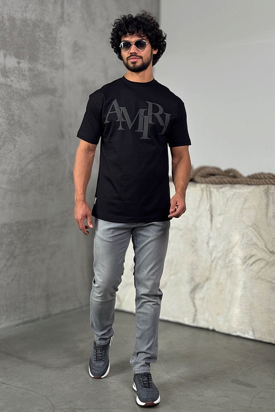 Футболка чёрного цвета Amiri staggered logo