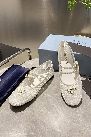 Женские сетчатые балетки Prada белого цвета   
