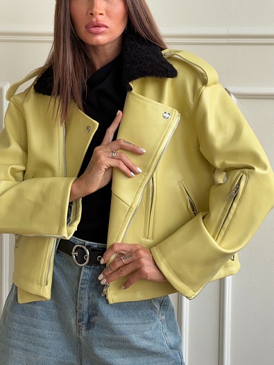 Женская кожаная куртка жёлтого цвета Loewe   