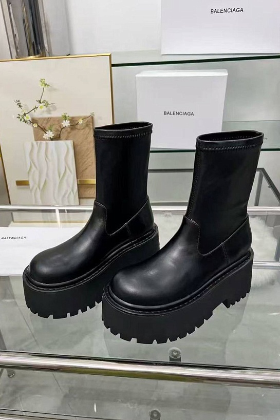 Женские кожаные сапоги Balenciaga чёрного цвета