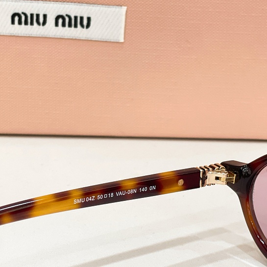 Солнцезащитные очки MIU MIU с леопардовой оправой