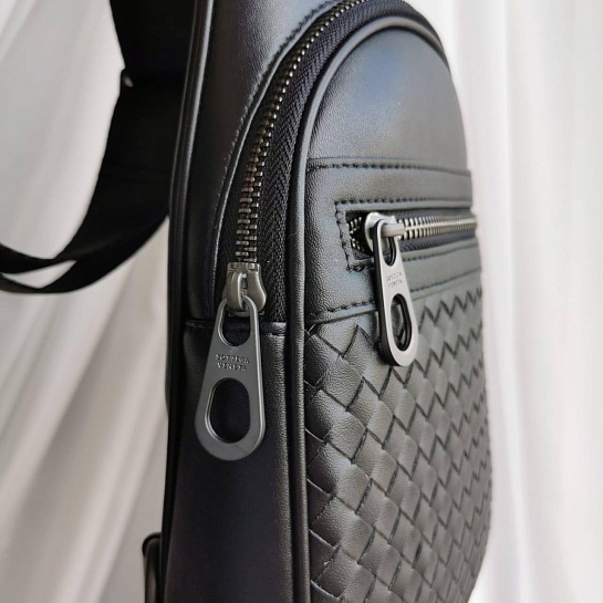 Кожаная чёрная сумка Bottega Veneta 28x18 см