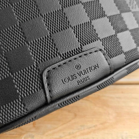 Кожаная сумка на пояс Louis Vuitton Discovery Damier Infini
