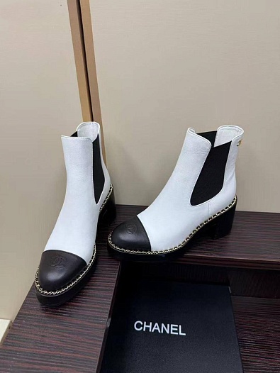 Женские кожаные сапоги Chanel   