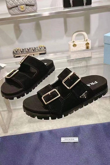 Женские замшевые сандалии Prada   