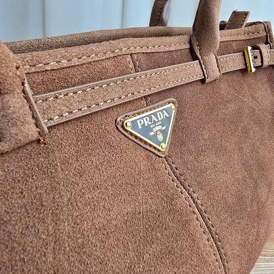 Женская замшевая сумка Prada 22x15 см
