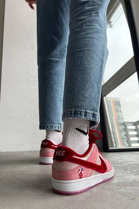 Женские кроссовки Nike SB Dunk Low "Strange Love"