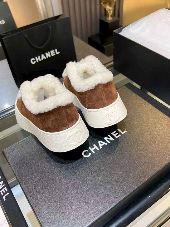 Женские замшевые кроссовки с мехом Chanel premium - Chestnut