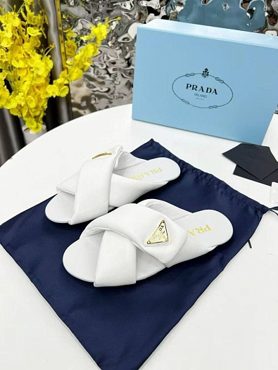 Женские кожаные шлёпанцы Prada белого цвета   