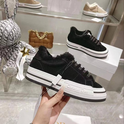 Женские замшевые кроссовки с мехом Dior   