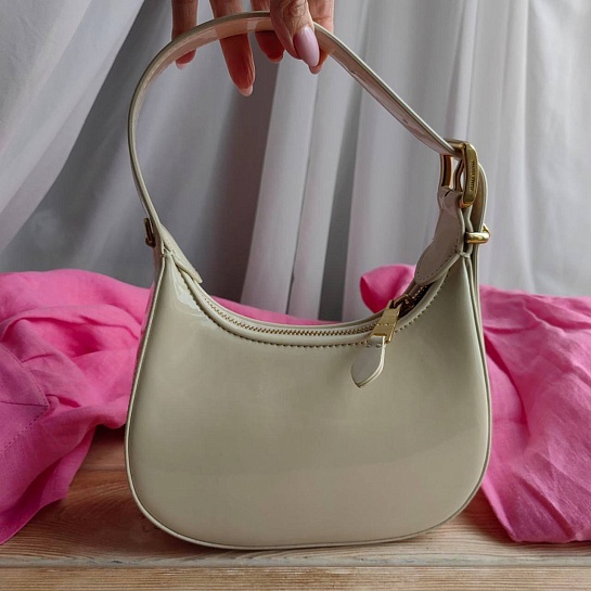 Женская лакированная  сумка-хобо MIU MIU Vernice 21x16 см - Beige