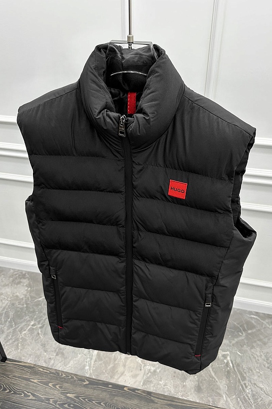 Пуховой жилет Hugo Boss чёрного цвета
