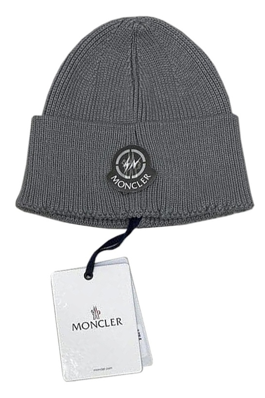 Брендовая шапка Moncler серого цвета