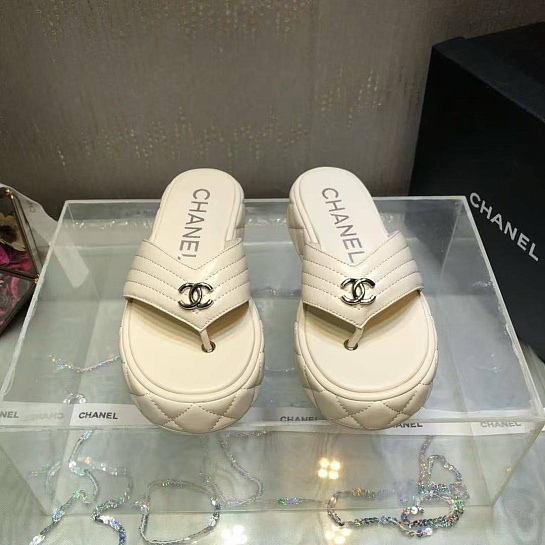 Женские кожаные шлёпанцы Chanel