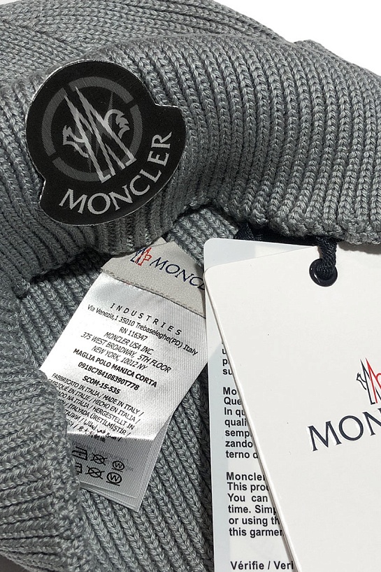 Брендовая шапка Moncler серого цвета