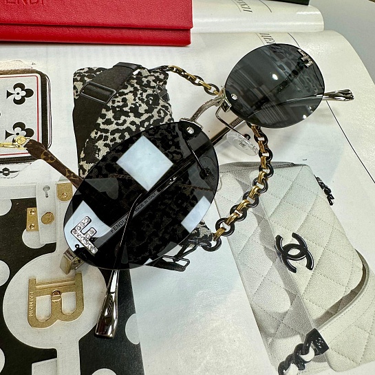 Чёрные солнцезащитные очки Fendi