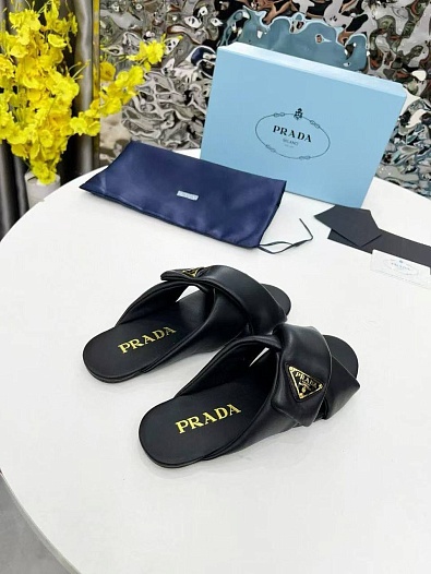 Женские кожаные шлёпанцы Prada чёрного цвета   