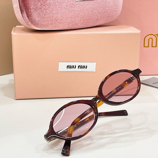 Солнцезащитные очки MIU MIU с леопардовой оправой