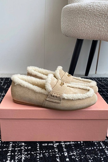 Женские бежевые лоферы с мехом MIU MIU   