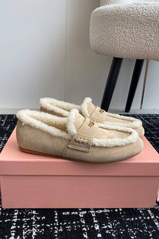 Женские бежевые лоферы с мехом MIU MIU