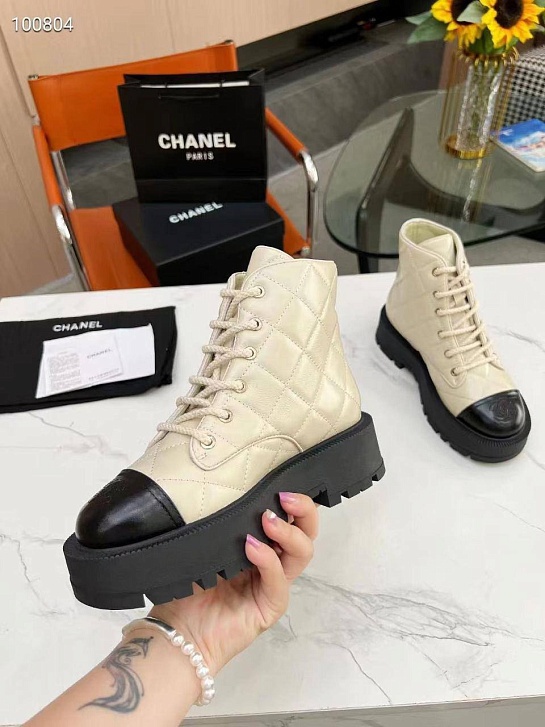 Женские кожаные ботинки Chanel бежевого цвета