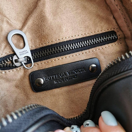 Кожаная чёрная сумка Bottega Veneta 28x18 см