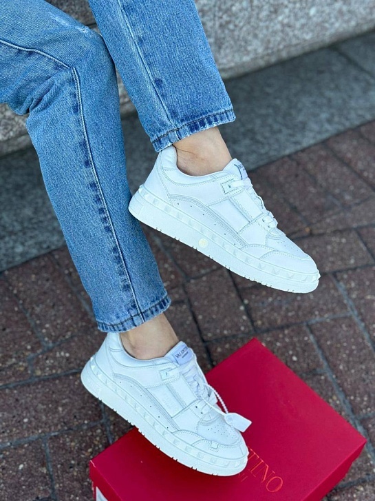 Женские кожаные кроссовки Valentino Freedots - White