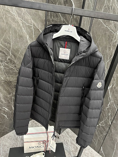 Мужской чёрный пуховик Moncler Chambeyron   