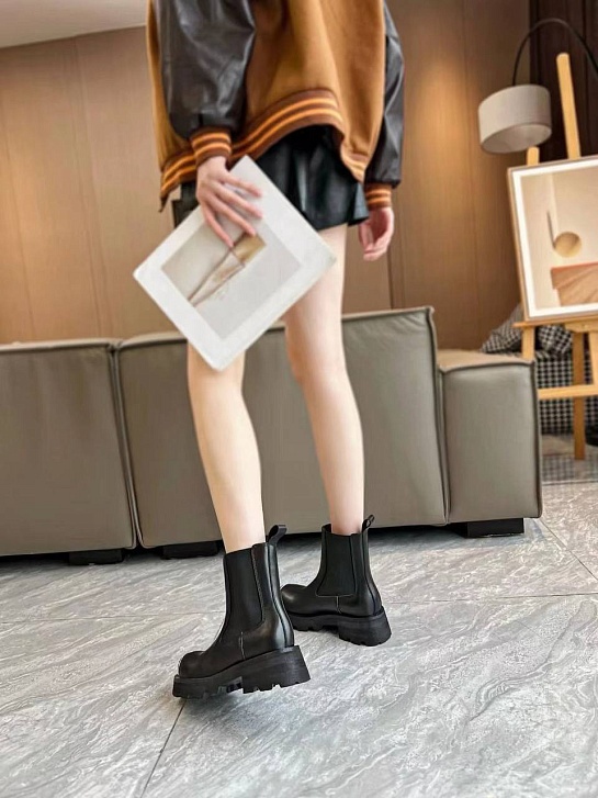 Женские чёрные кожаные ботинки Balenciaga