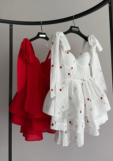 Белое женское платье Yves Saint Laurent   