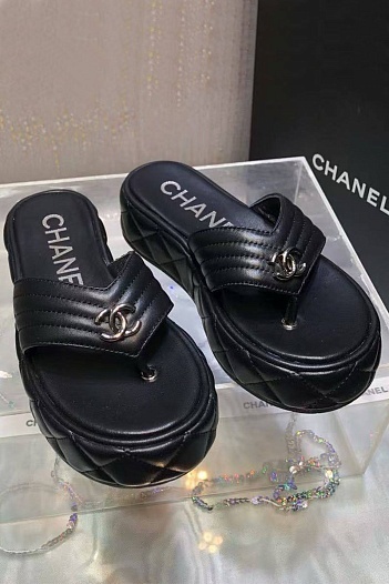 Женские кожаные шлёпанцы Chanel   