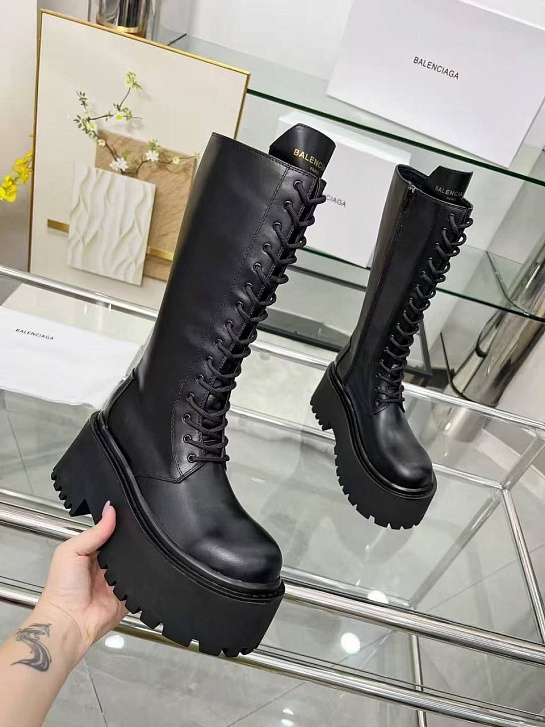 Женские кожаные сапоги на шнуровке Balenciaga чёрного цвета