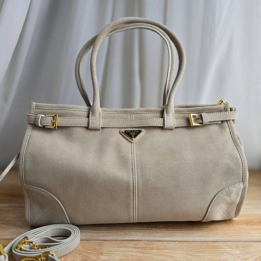 Замшевая бежевая сумка Prada 38x23 см   