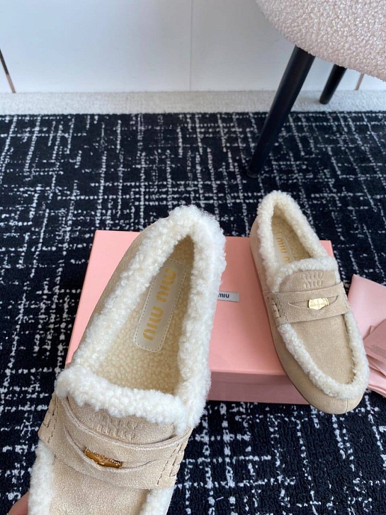Женские бежевые лоферы с мехом MIU MIU
