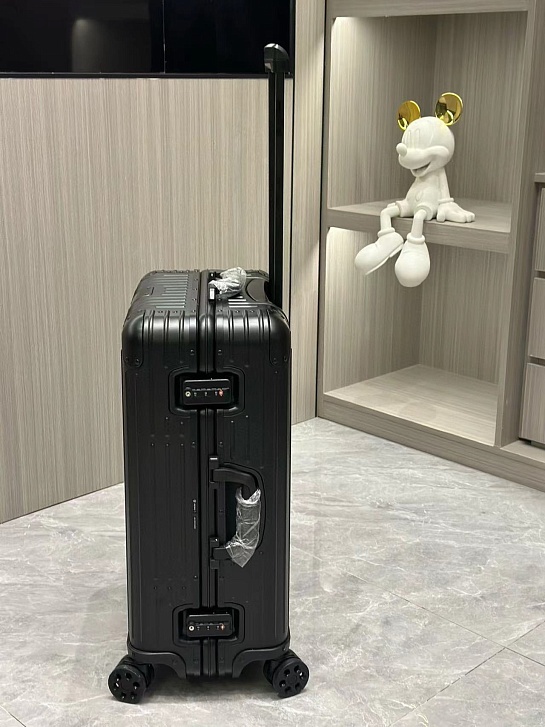 Чемодан Rimowa Aluminum M Premium 66x43x27 см