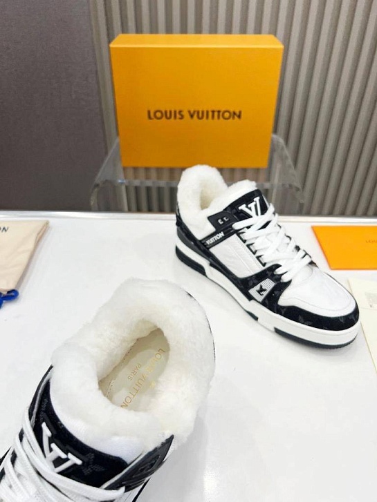 Кожаные кроссовки с мехом Louis Vuitton Trainer Premium - White / Black