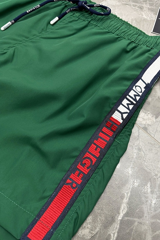 Шорты зелёного цвета Tommy Hilfiger taped logo
