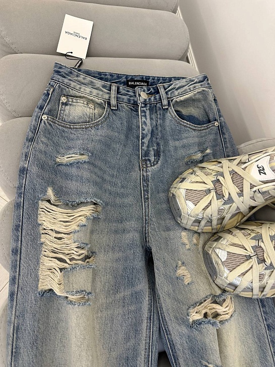 Рванные женские джинсы Balenciaga